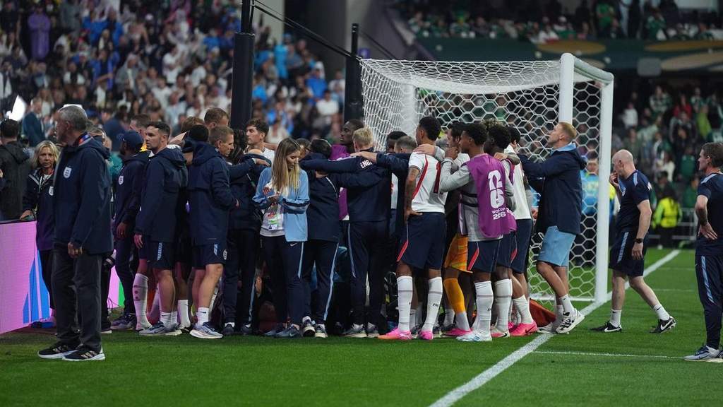 Jordan Henderson ditandu keluar lapangan setelah mengalami cedera pergelangan tangan