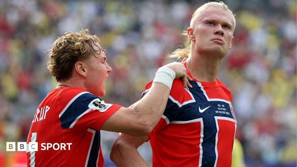 Erling Haaland melakukan selebrasi setelah mencetak gol untuk Norwegia melawan Brasil