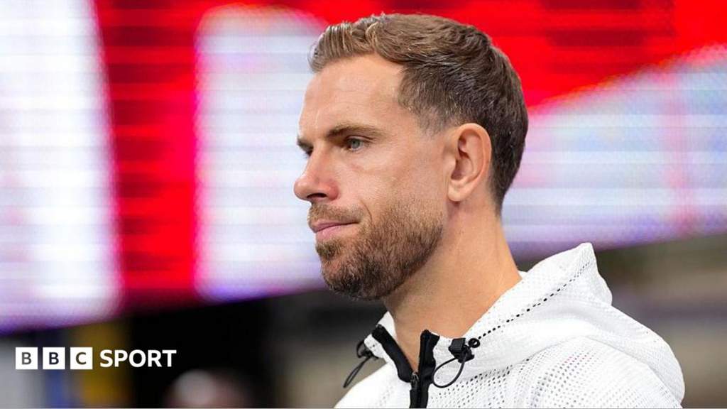 Gelandang Inggris Jordan Henderson ditandu keluar lapangan setelah mengalami cedera pergelangan tangan