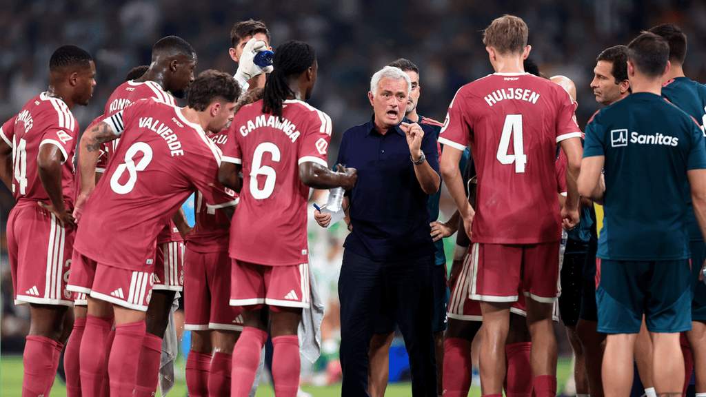 Jose Mourinho memberikan instruksi kepada pemain Real Madrid di pinggir lapangan