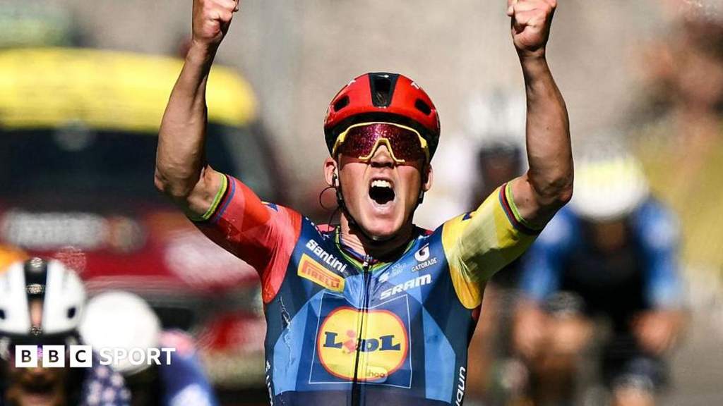 Mads Pedersen merayakan kemenangan etape 4 Tour de France di tengah cuaca panas ekstrem