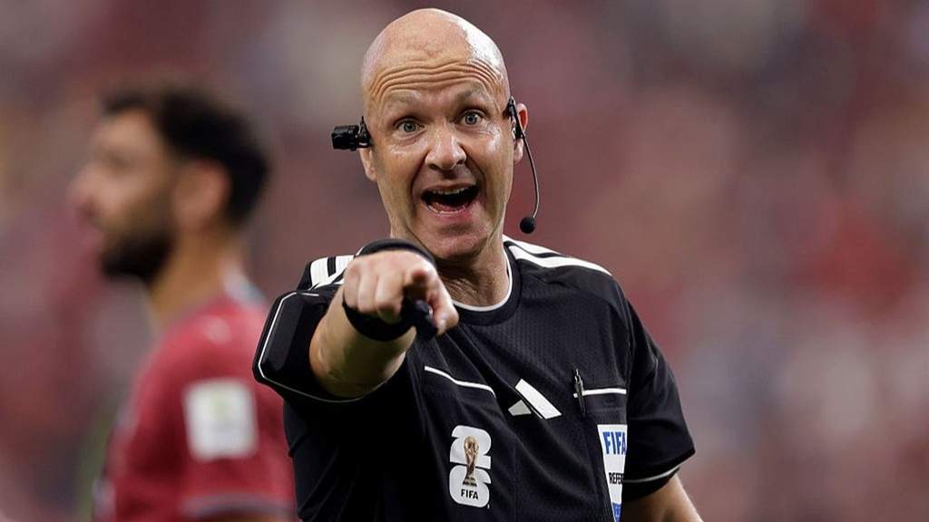 Wasit Premier League Anthony Taylor saat bertugas memimpin pertandingan sepak bola
