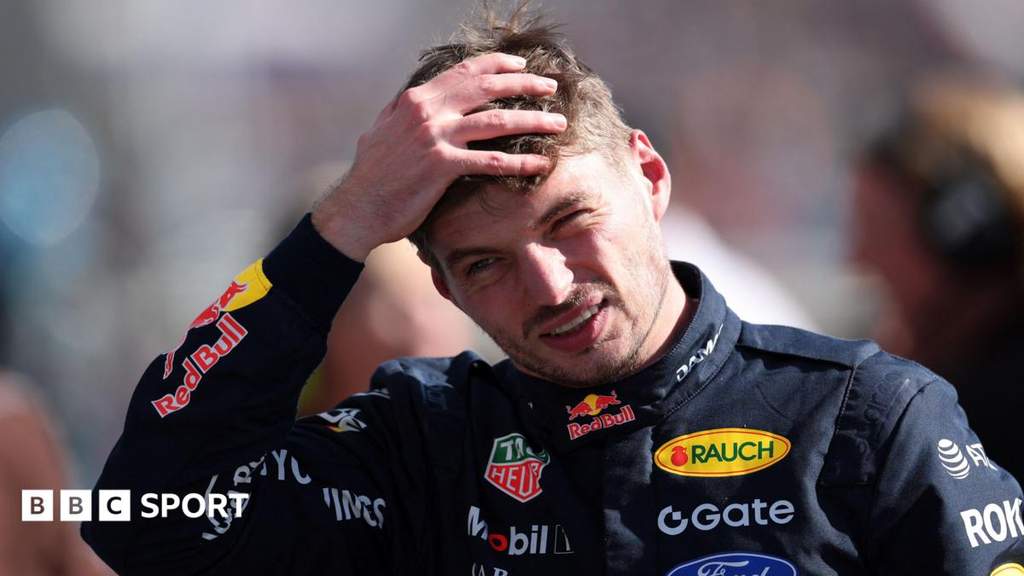 Mobil Red Bull Max Verstappen mengalami kerusakan sayap belakang setelah kecelakaan di lintasan