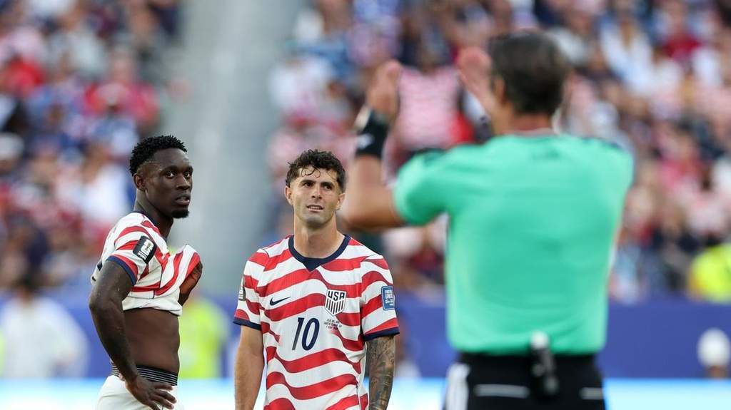 Rio Ferdinand memberikan respons viral terkait keputusan FIFA menangguhkan sanksi Folarin Balogun