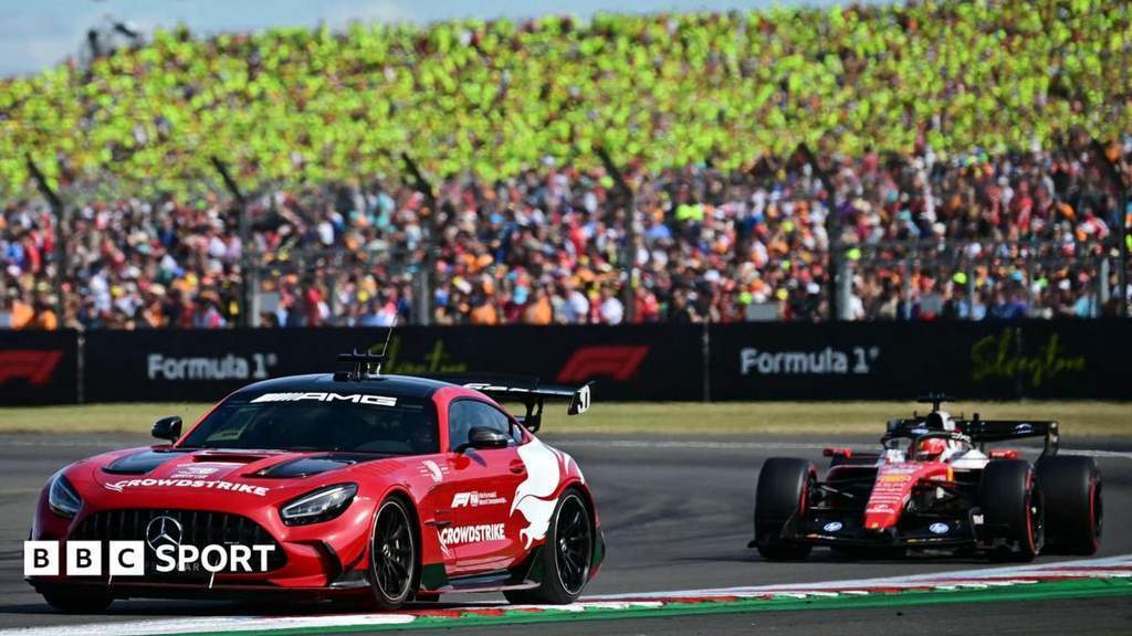 Mobil Safety Car memimpin barisan pembalap F1 di Sirkuit Silverstone yang ikonik