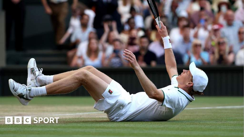 Jannik Sinner merayakan kemenangan atas Alexander Zverev di final Wimbledon 2026