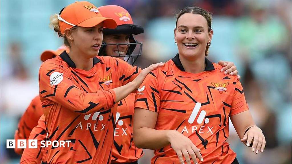 Pemain Sunrisers Leeds merayakan kemenangan atas MI London dalam laga pembuka The Hundred
