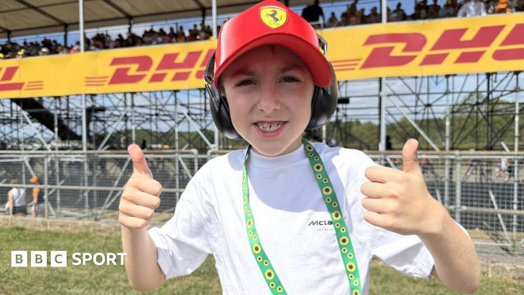 Seorang anak pengidap autisme menikmati balapan F1 GP Inggris di Sirkuit Silverstone