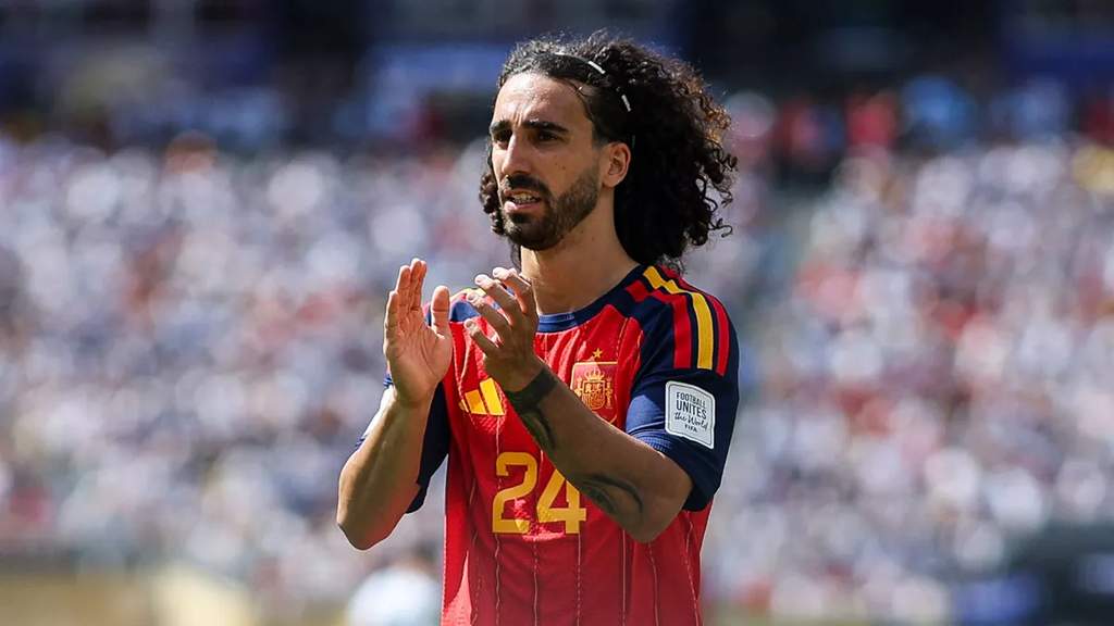 Cucurella dan para pemain Real Madrid yang sukses memenangkan trofi Piala Dunia