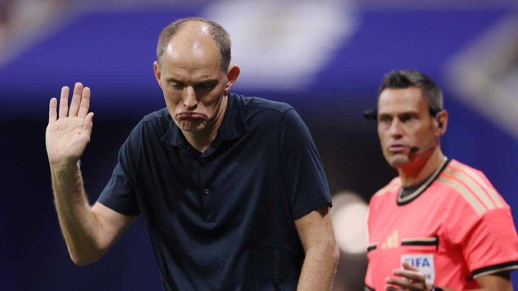 Thomas Tuchel memberikan instruksi dari pinggir lapangan dalam laga Piala Dunia