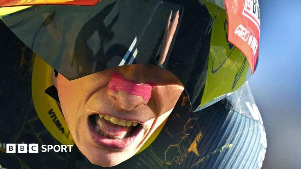 Jonas Vingegaard saat memacu sepedanya dalam etape team time trial Tour de France di Barcelona