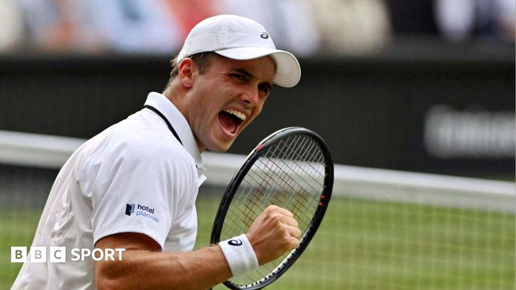 Petenis wildcard Inggris Arthur Fery bersiap melakukan servis di turnamen Wimbledon 2026