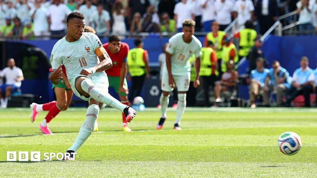 Momen Kylian Mbappe bersiap melepaskan tendangan penalti dalam pertandingan Piala Dunia