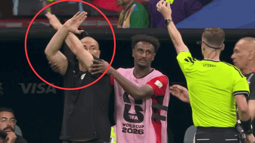 Manajer Mesir Hossam Hassan melakukan gestur X di depan wasit Francois Letexier di Piala Dunia 2026